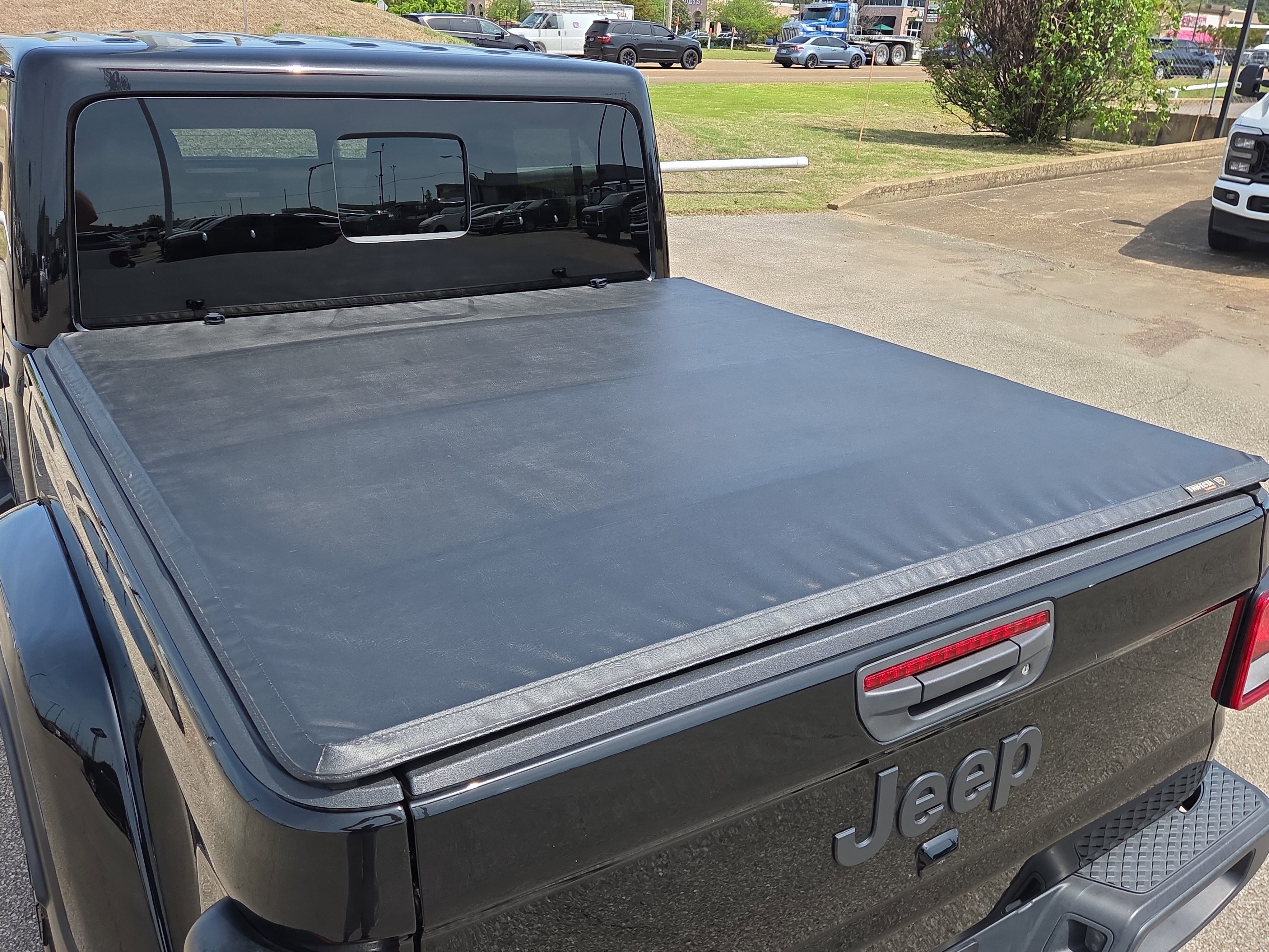 Used 2024 Jeep Gladiator Sport AWD/4WD image 14