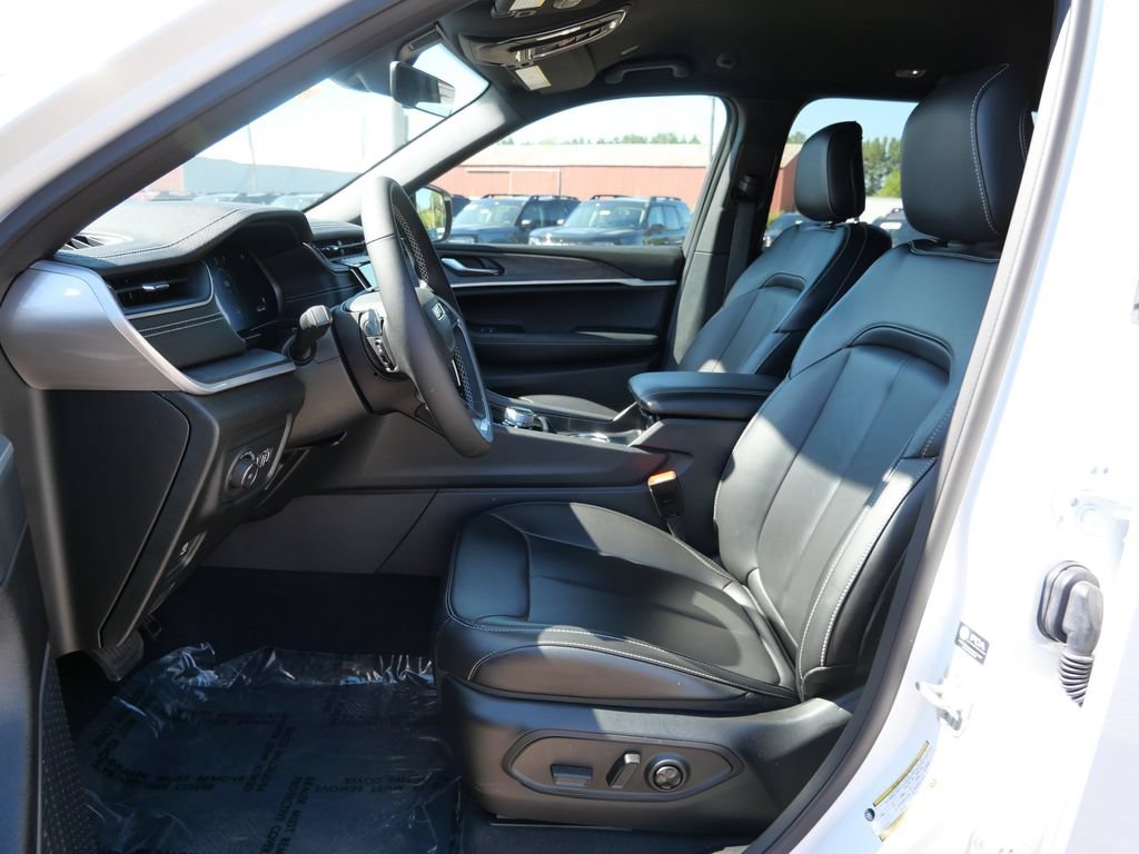 Used 2025 Jeep Grand Cherokee Limited w/ Black Appearance Package AWD/4WD image 20