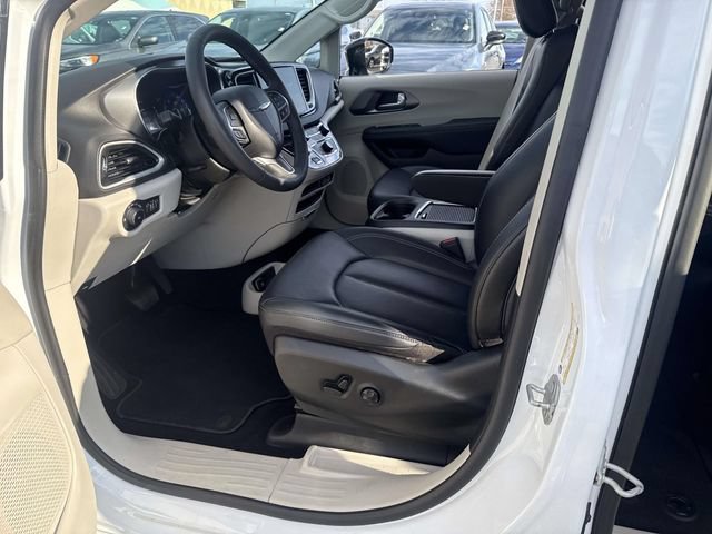 Used 2024 Chrysler Pacifica Touring-L FWD image 23