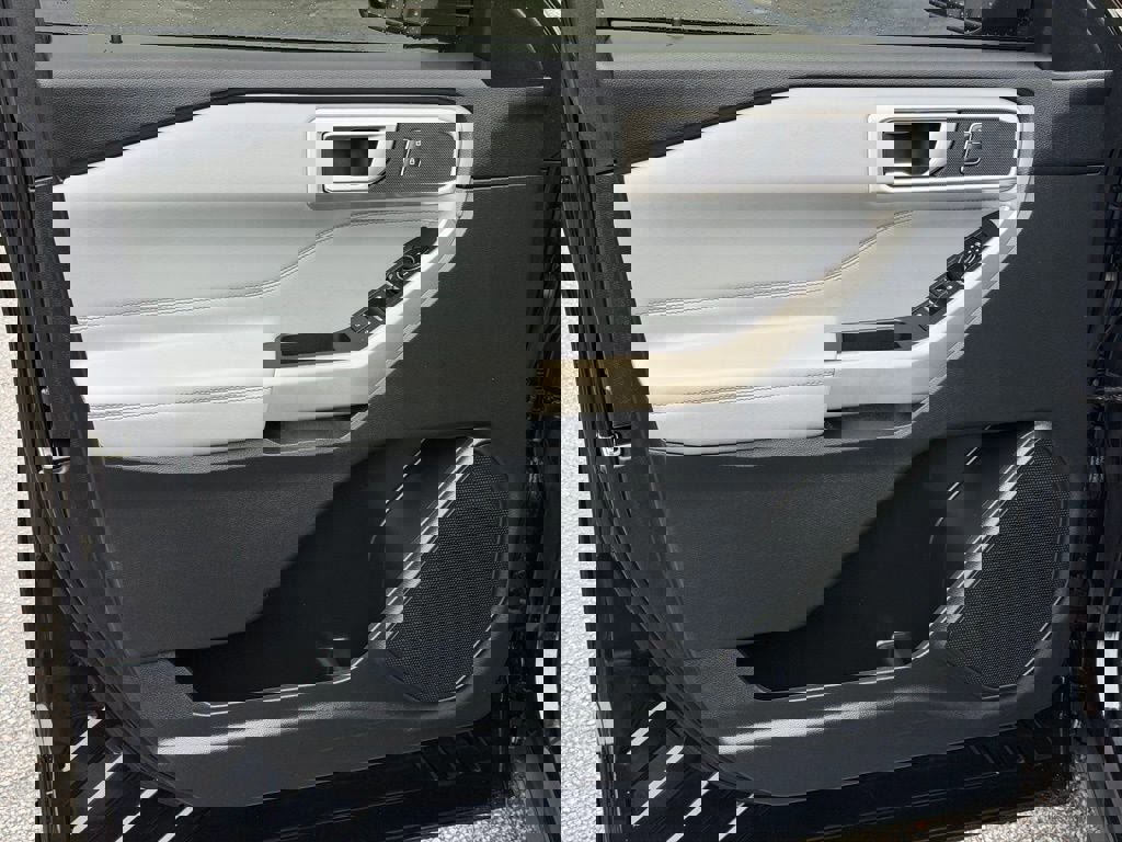 Certified 2022 Ford Explorer XLT w/ Equipment Group 202A image 34