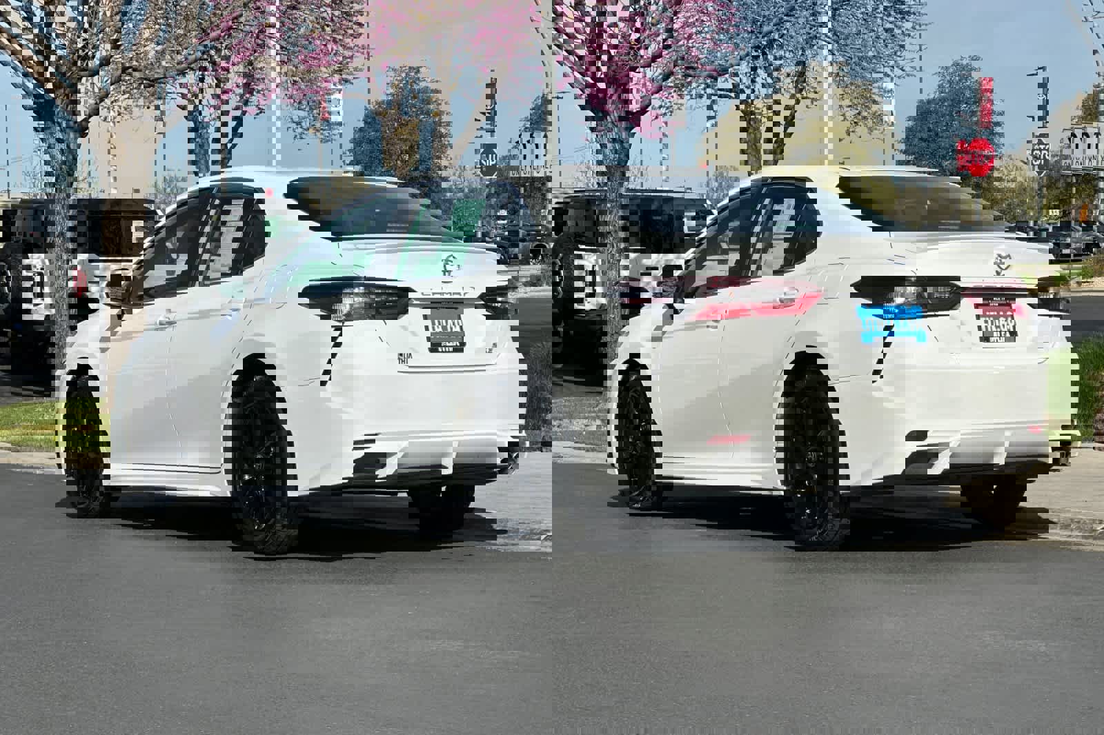 Used 2024 Toyota Camry SE FWD image 3