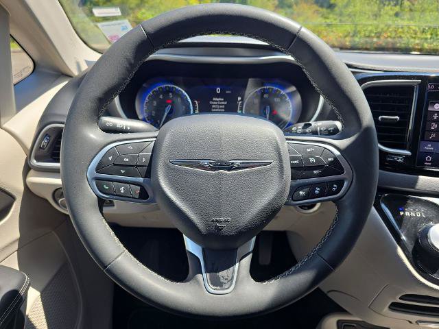 Used 2023 Chrysler Pacifica Touring-L FWD image 21