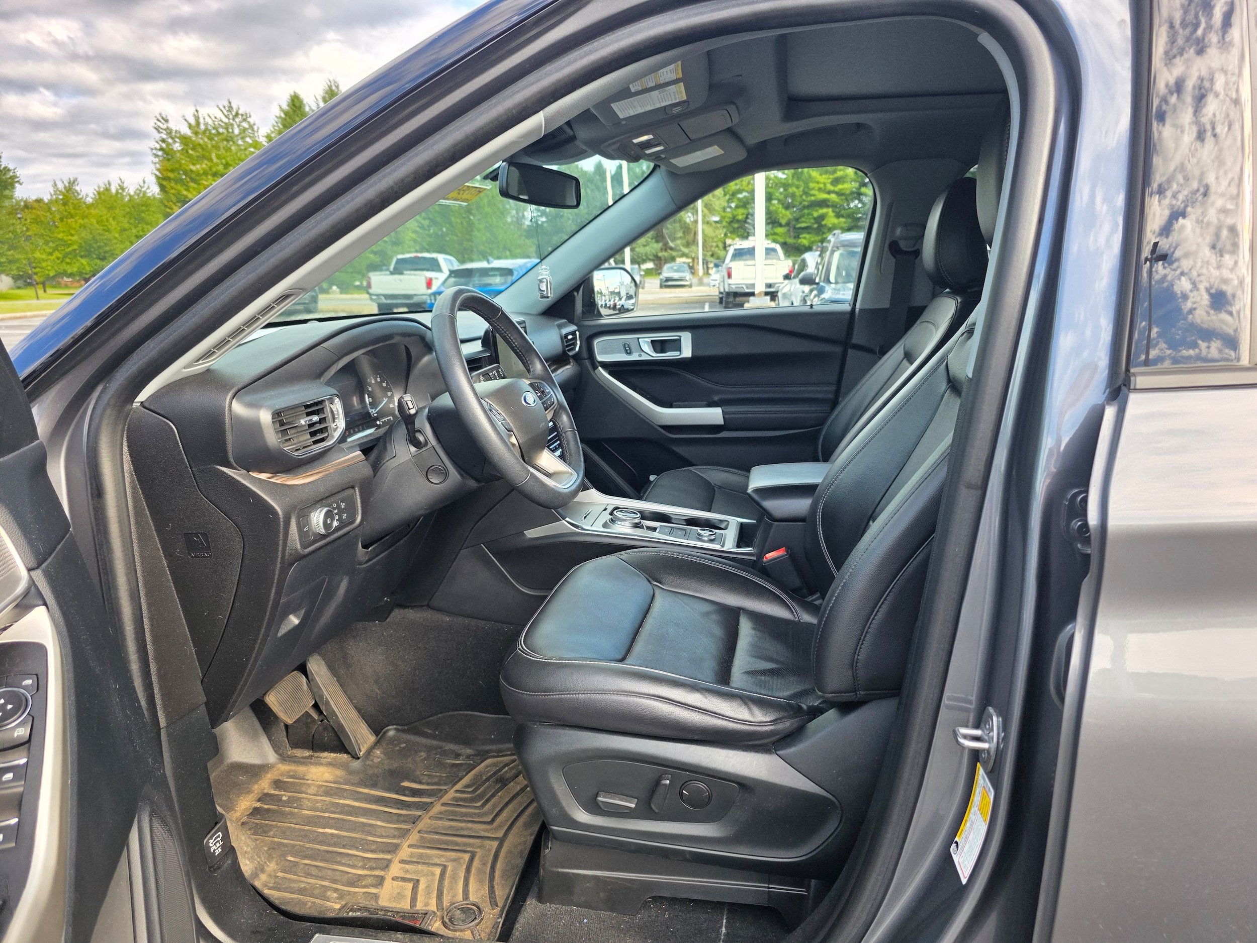 Certified 2022 Ford Explorer Limited w/ Equipment Group 301A AWD/4WD image 19