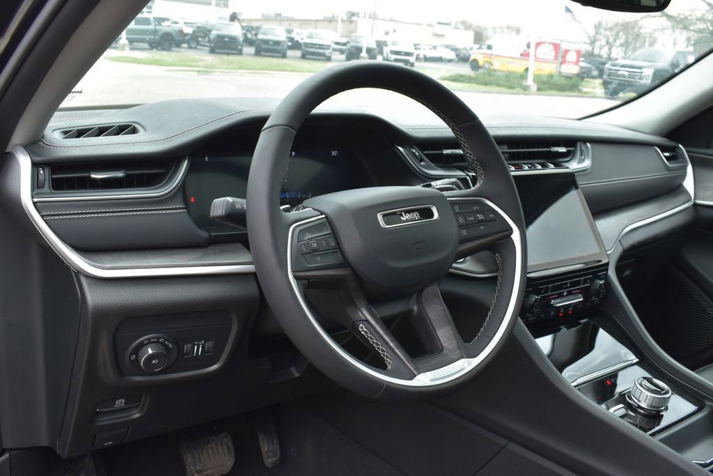 Used 2023 Jeep Grand Cherokee Limited w/ Black Appearance Package image 9