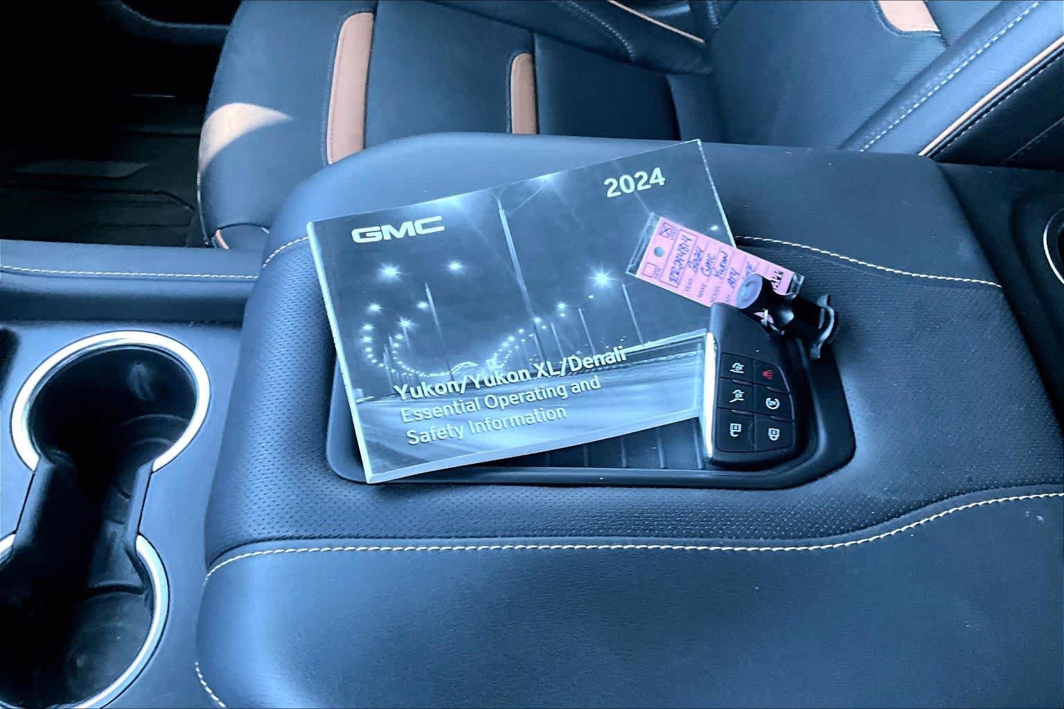Used 2024 GMC Yukon AT4 w/ AT4 Premium Plus Package AWD/4WD image 15