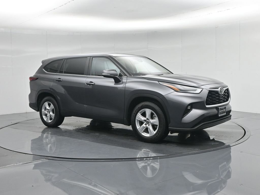 Used 2024 Toyota Highlander LE image 3