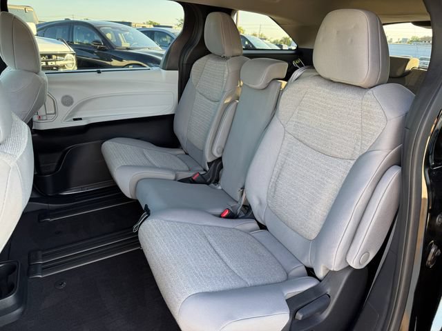 Used 2025 Toyota Sienna LE AWD/4WD image 16