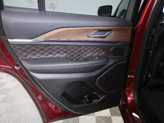 Used 2025 Jeep Grand Cherokee Summit AWD/4WD image 37