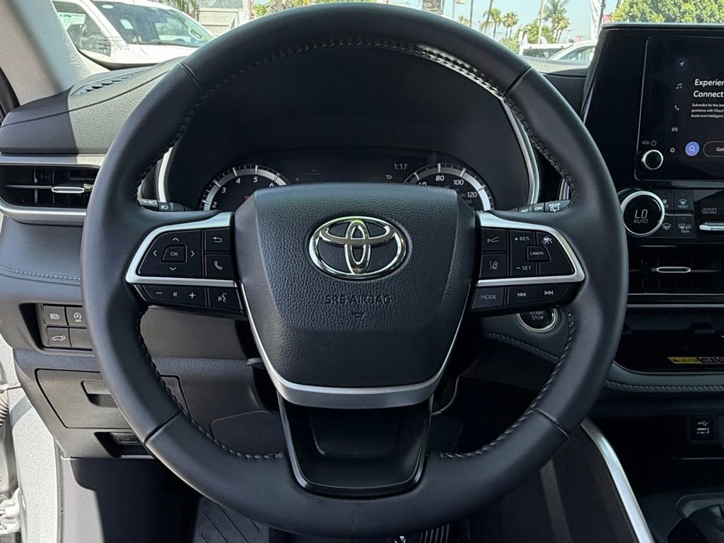 Used 2025 Toyota Highlander XLE FWD image 19