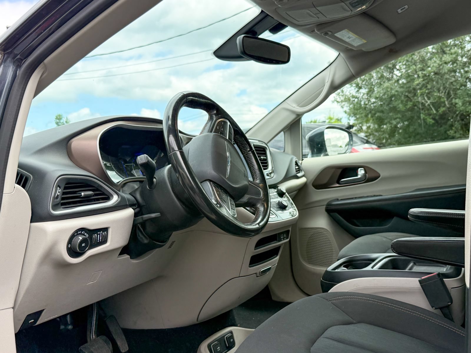 Used 2019 Chrysler Pacifica Touring Plus w/ Tire & Wheel Group FWD image 8