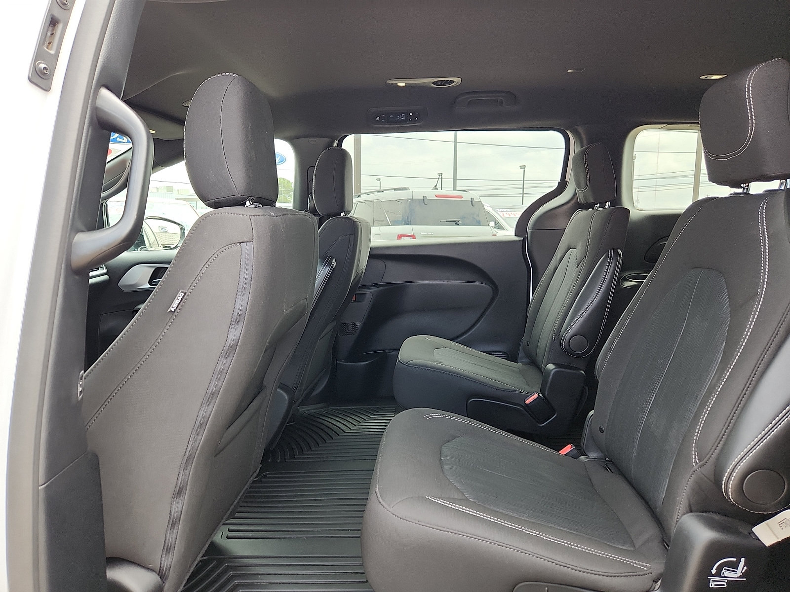 Used 2024 Chrysler Pacifica Touring FWD image 9