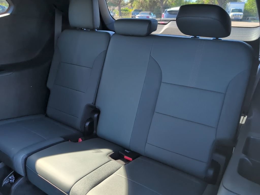 Used 2024 GMC Acadia AT4 w/ Luxury Package image 12