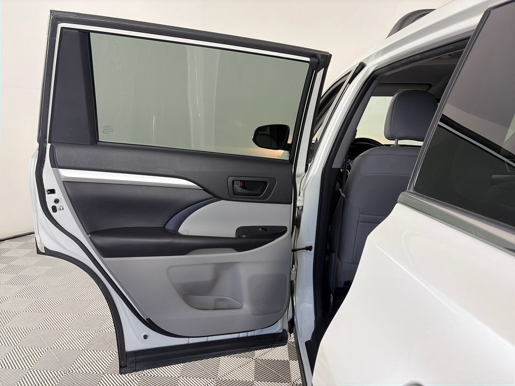 Used 2018 Toyota Highlander Plus w/ Carpet Mat Package (TMS) AWD/4WD image 12
