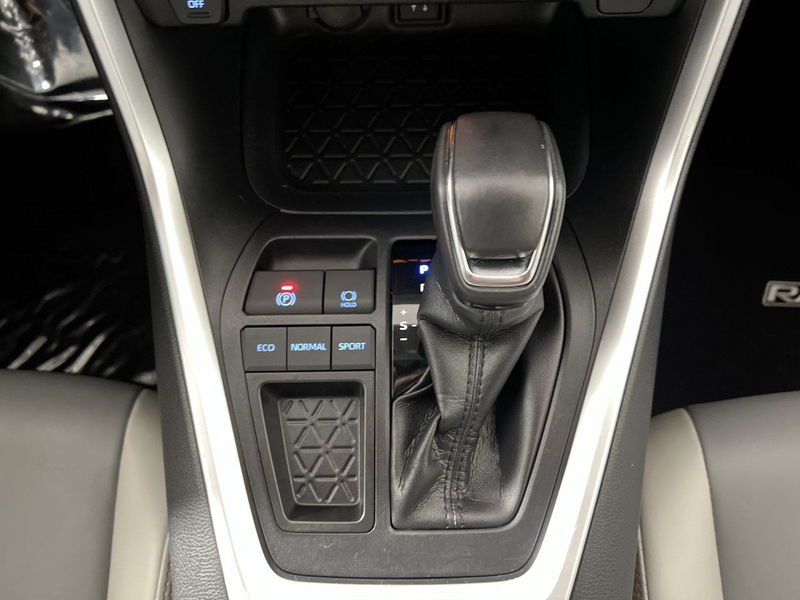 Used 2019 Toyota RAV4 XLE Premium FWD image 21