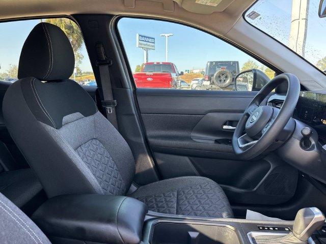 Used 2025 Nissan Kicks SV w/ SV Premium Package FWD image 12