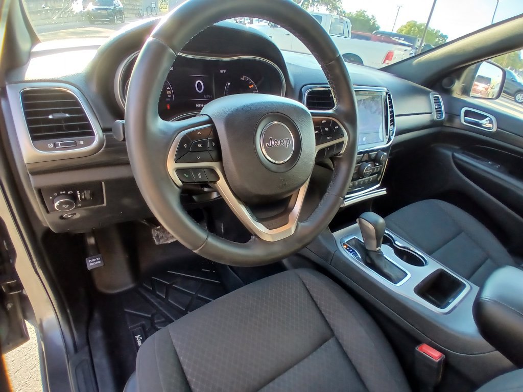 Used 2019 Jeep Grand Cherokee Laredo w/ 18" Wheel & 8.4" Radio Group RWD image 9