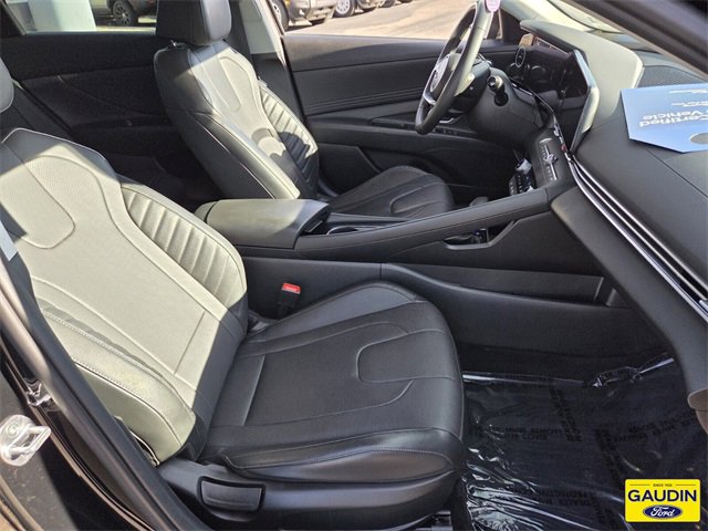 Used 2023 Hyundai Elantra Limited w/ Preferred Accessory Package image 16