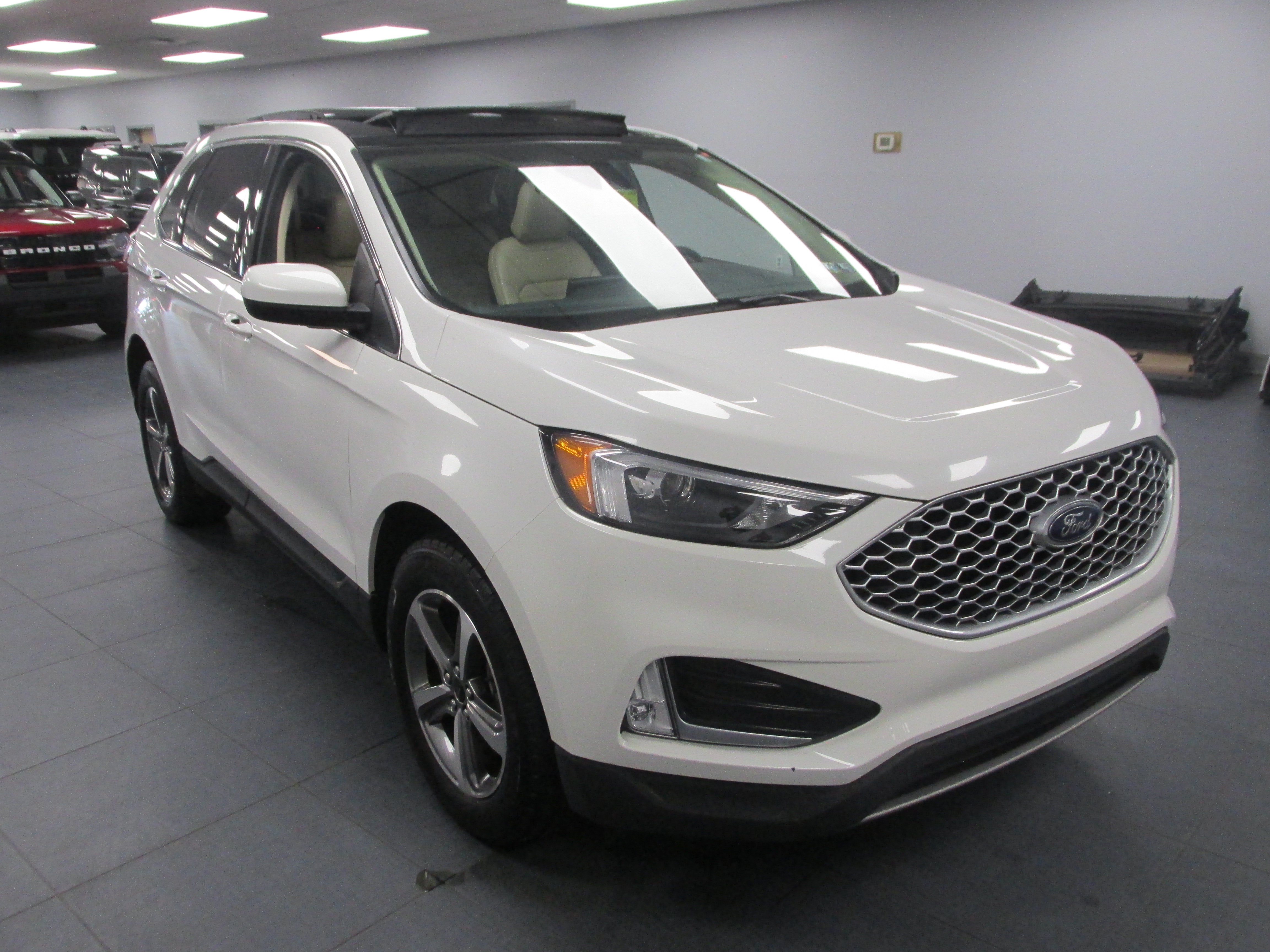 Certified 2023 Ford Edge SEL w/ Convenience Package AWD/4WD image 3