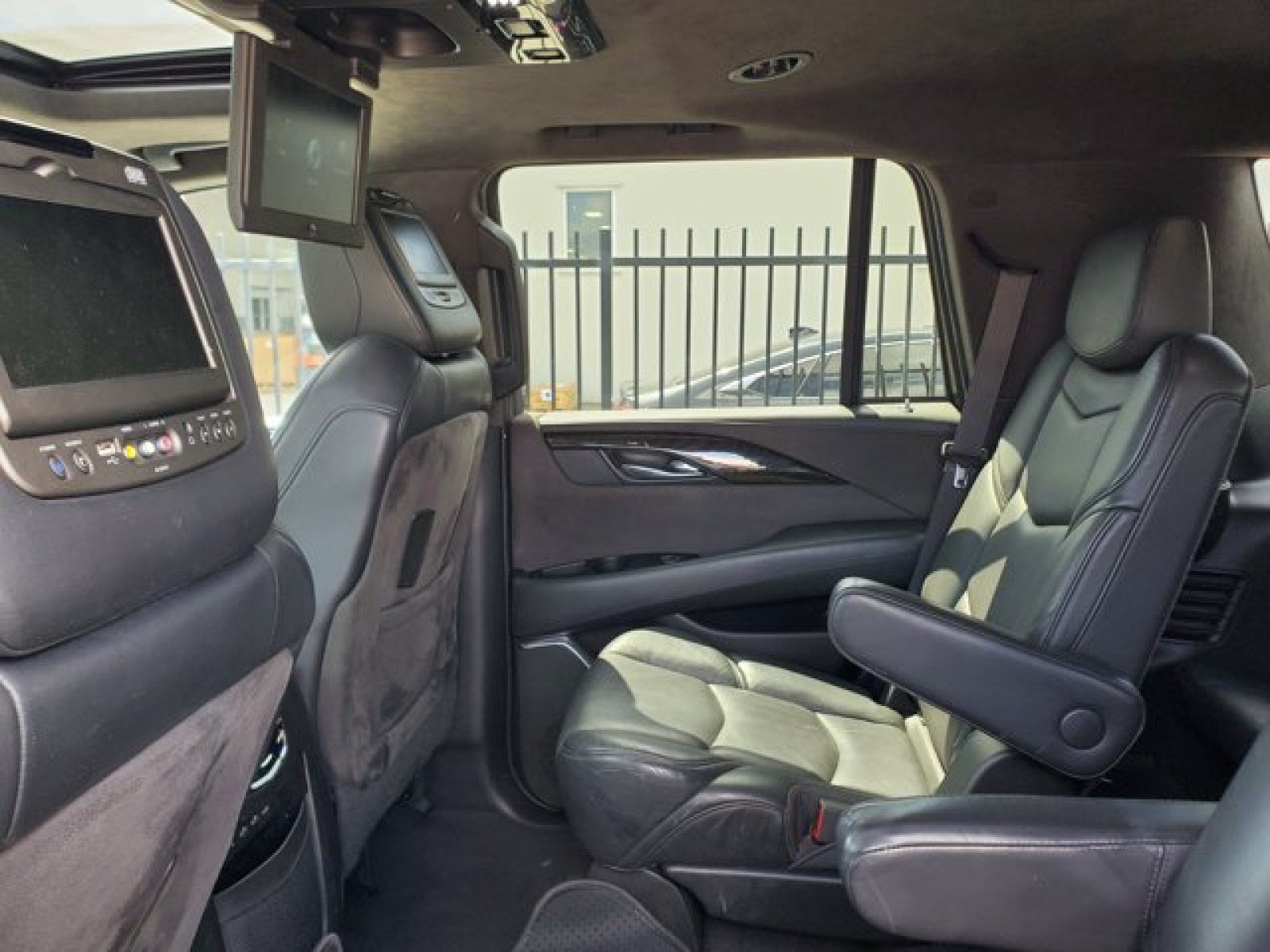 Used 2018 Cadillac Escalade Platinum RWD image 30