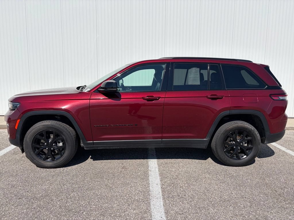 Used 2024 Jeep Grand Cherokee Altitude AWD/4WD image 3