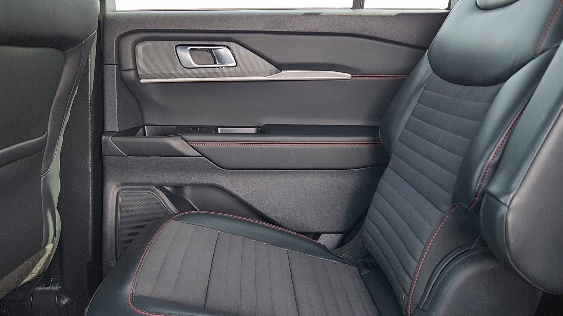 Certified 2025 Ford Explorer ST-Line image 16