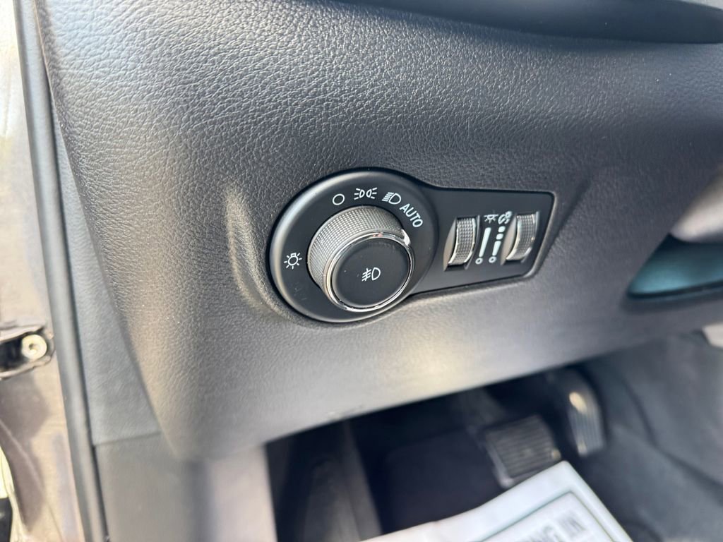 Used 2022 Jeep Compass Limited image 33