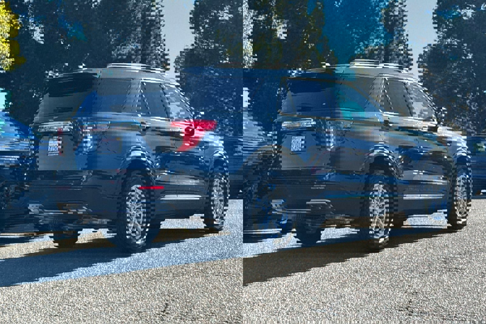 Certified 2022 Ford Explorer XLT w/ Equipment Group 202A image 4