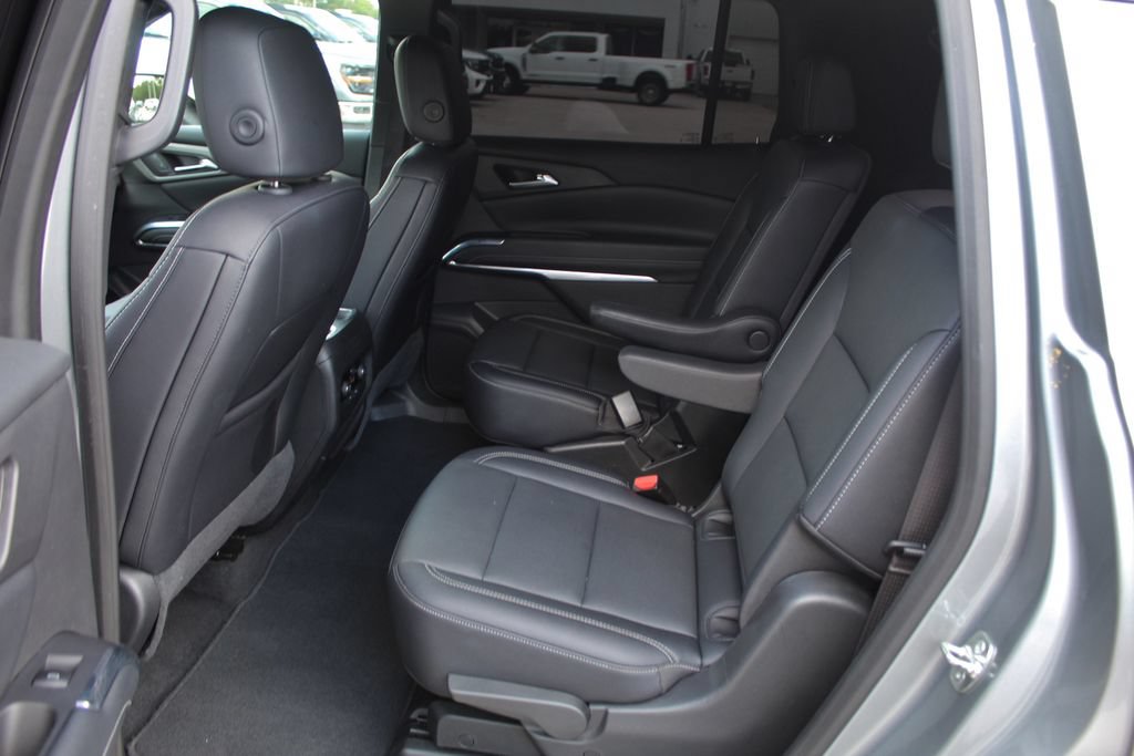 Used 2025 Chevrolet Traverse LT FWD image 16