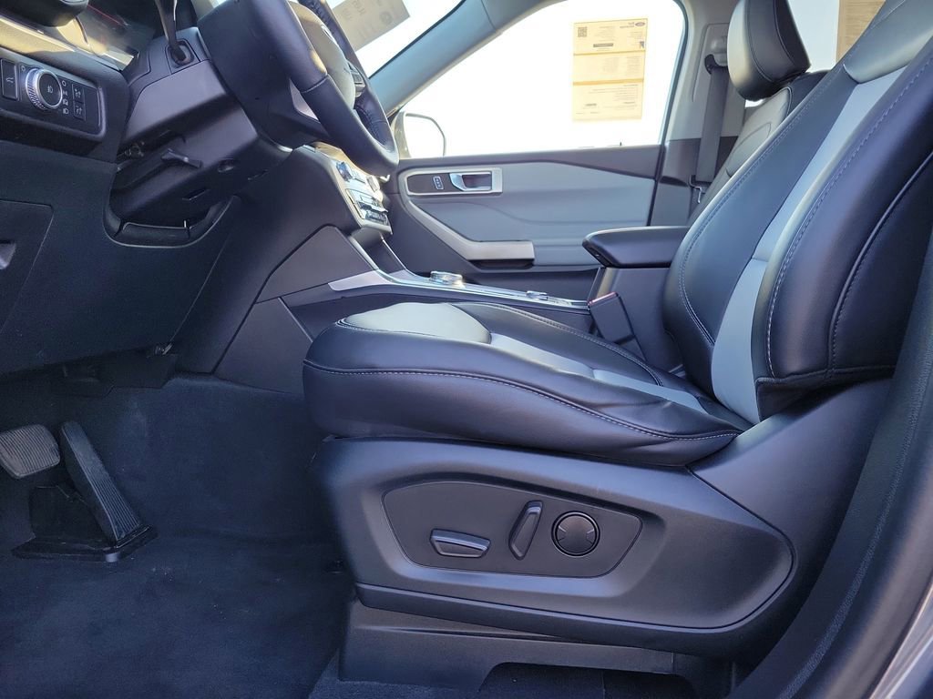 Certified 2022 Ford Explorer XLT w/ Equipment Group 202A image 17