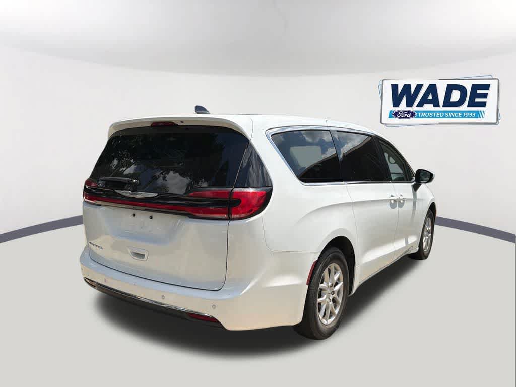 Used 2023 Chrysler Pacifica Touring-L FWD image 5