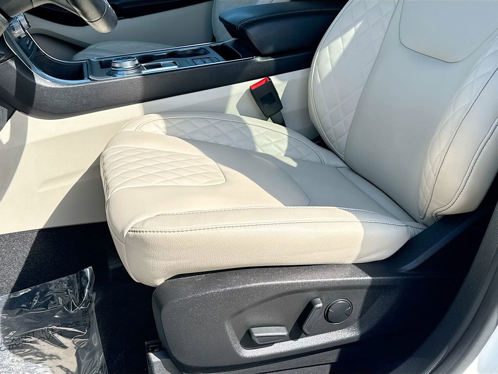 Certified 2023 Ford Edge Titanium w/ Class II Trailer Tow Package image 17