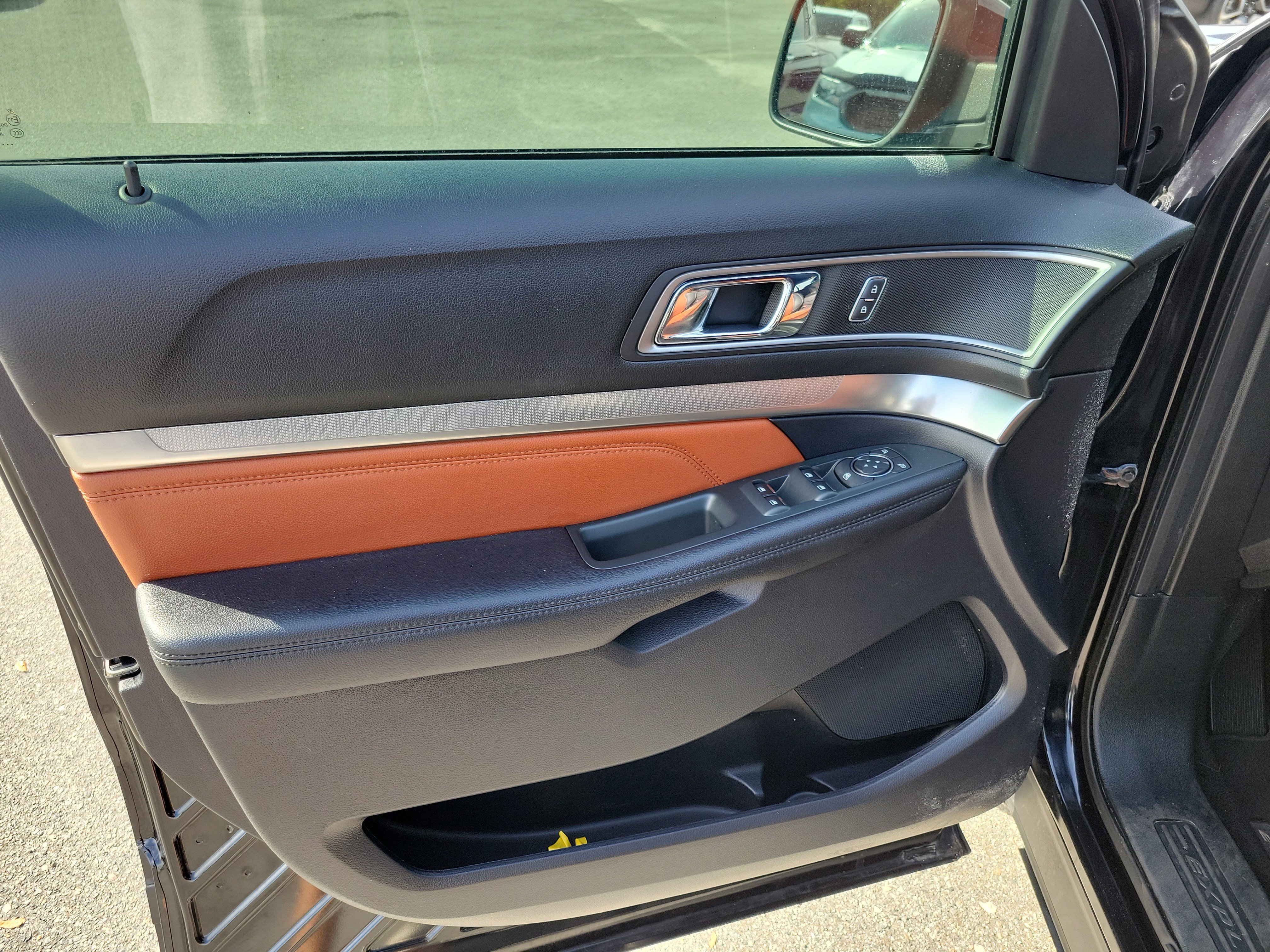 Certified 2019 Ford Explorer XLT w/ Equipment Group 202A image 5