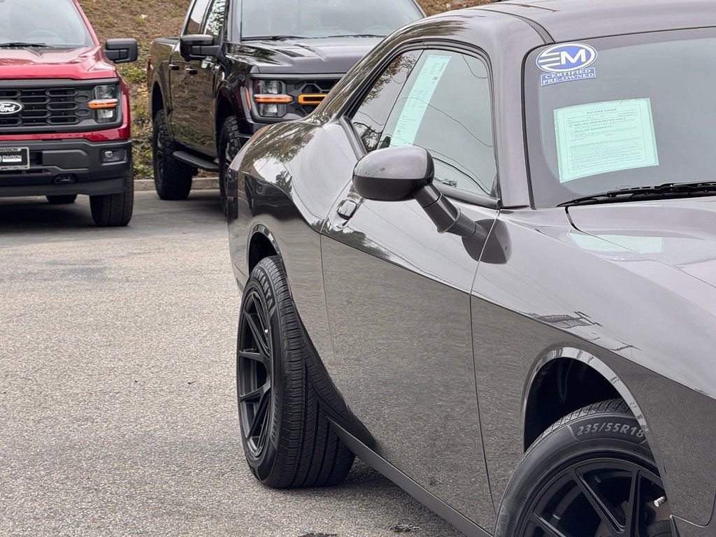 Used 2017 Dodge Challenger SXT RWD image 5