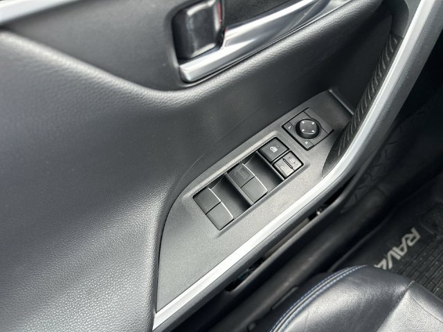 Used 2019 Toyota RAV4 XSE w/ XSE Weather Package AWD/4WD image 14
