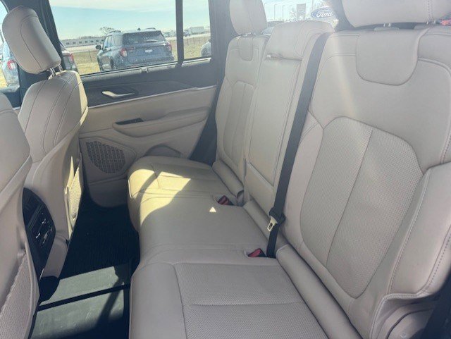 Used 2023 Jeep Grand Cherokee Limited w/ Luxury Tech Group II image 24