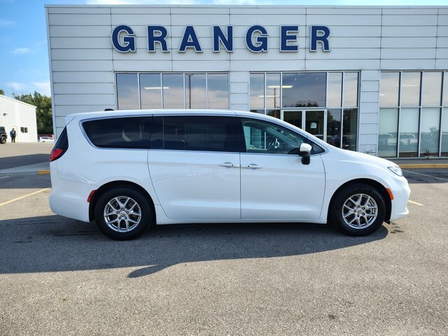 Used 2023 Chrysler Pacifica Touring-L FWD image 7