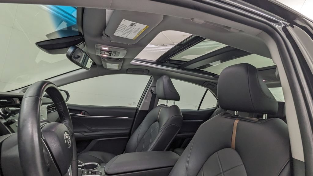 Used 2018 Toyota Camry XLE FWD image 3