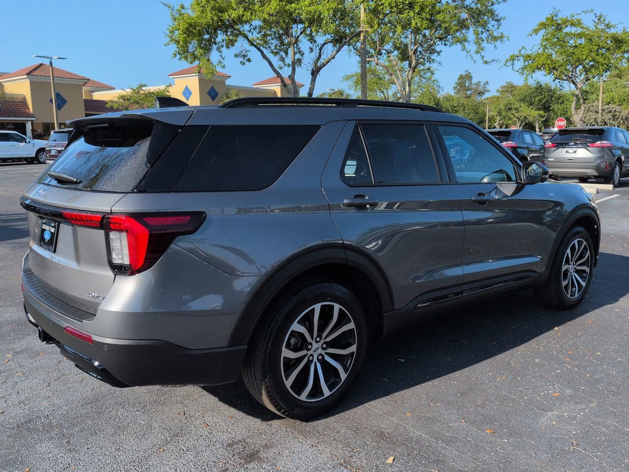Certified 2025 Ford Explorer ST-Line AWD/4WD image 5