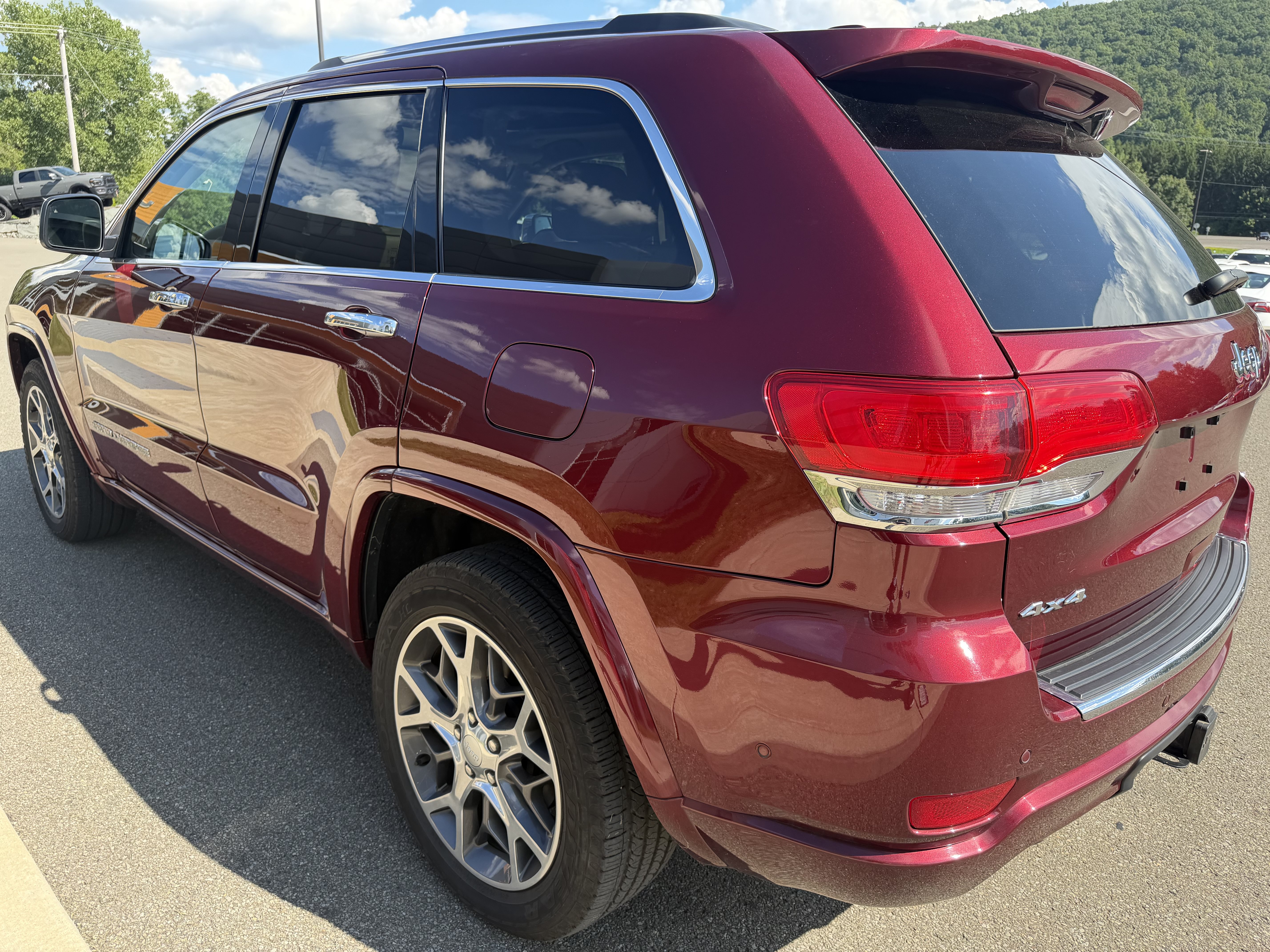 Used 2021 Jeep Grand Cherokee Overland AWD/4WD image 2