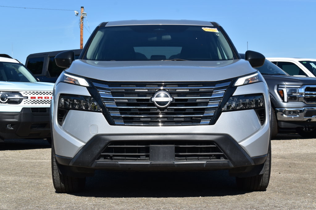 Used 2024 Nissan Rogue S AWD/4WD image 2