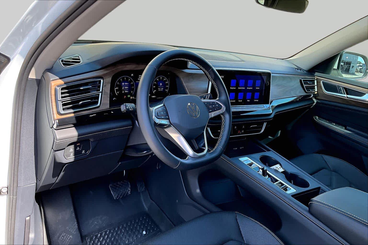 Used 2025 Volkswagen Atlas SE FWD image 18