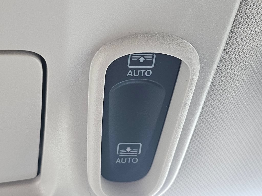 Used 2023 Chrysler Pacifica Limited FWD image 14
