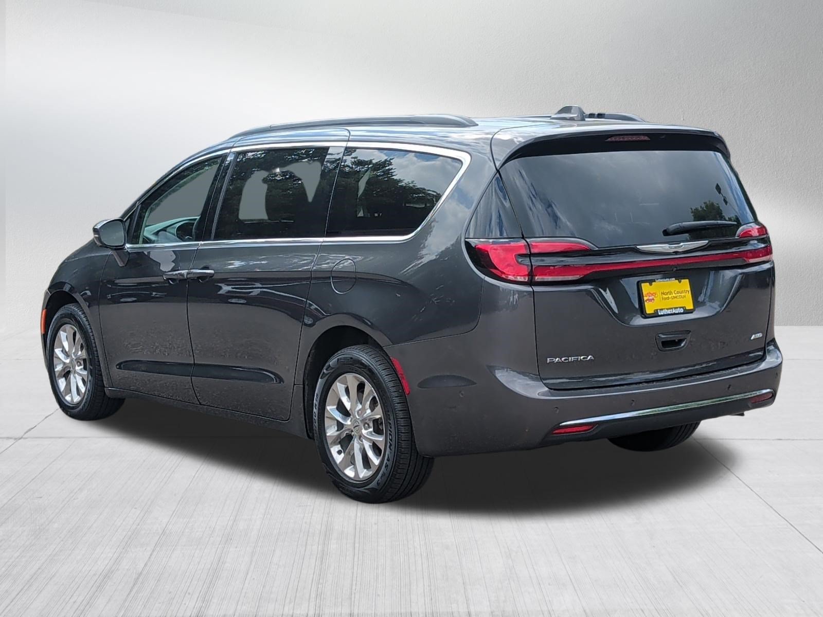 Used 2022 Chrysler Pacifica Touring-L w/ Uconnect Theater Family Group AWD/4WD image 5