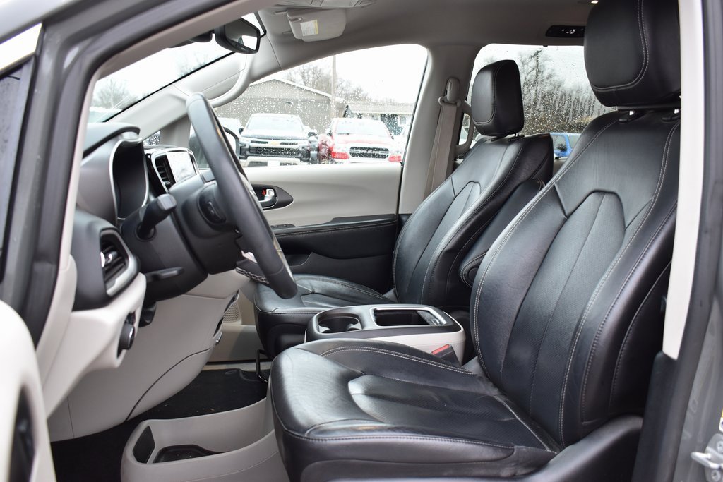 Used 2022 Chrysler Pacifica Touring-L image 7