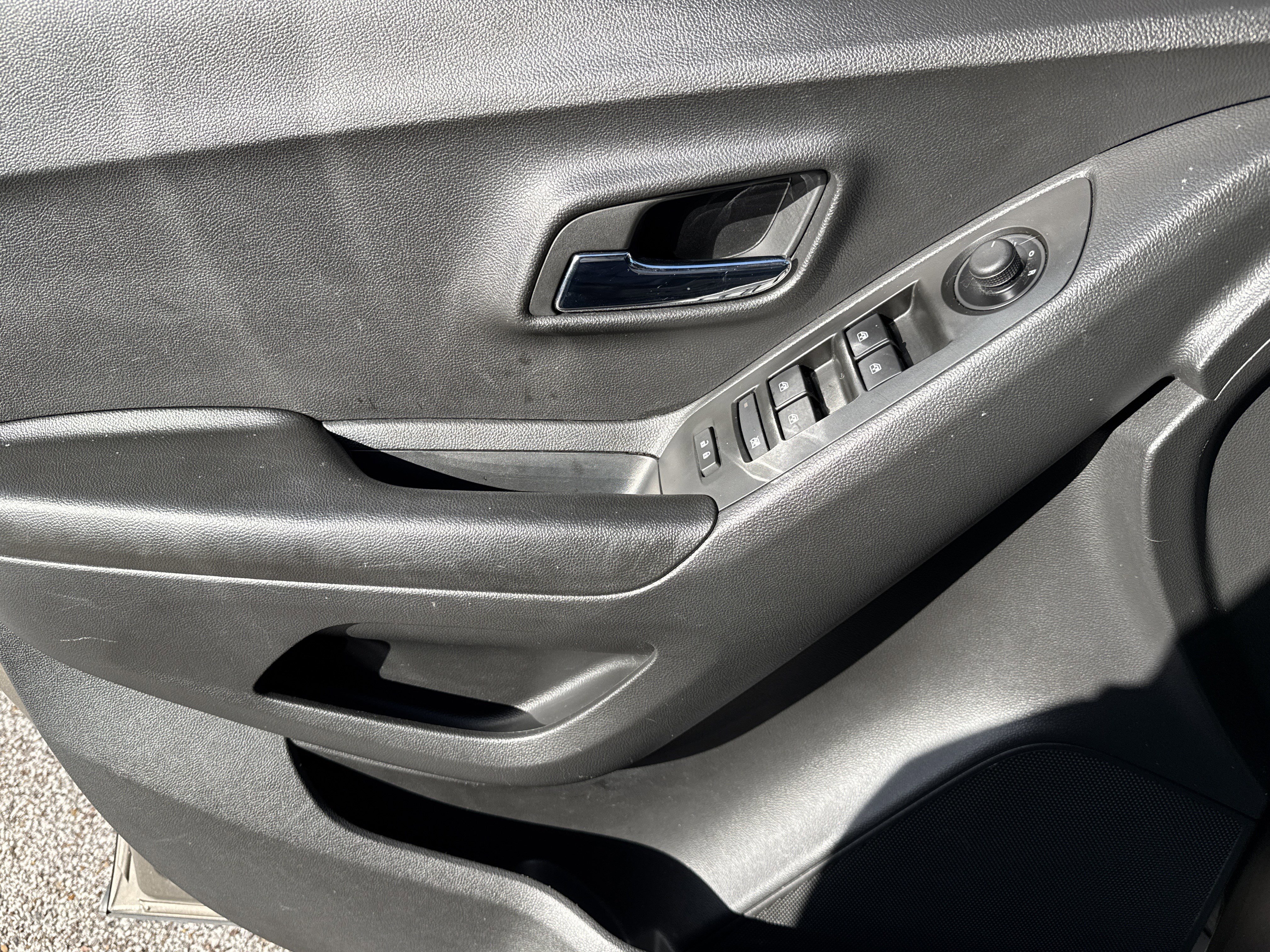 Used 2022 Chevrolet Trax LT w/ LT Convenience Package image 14