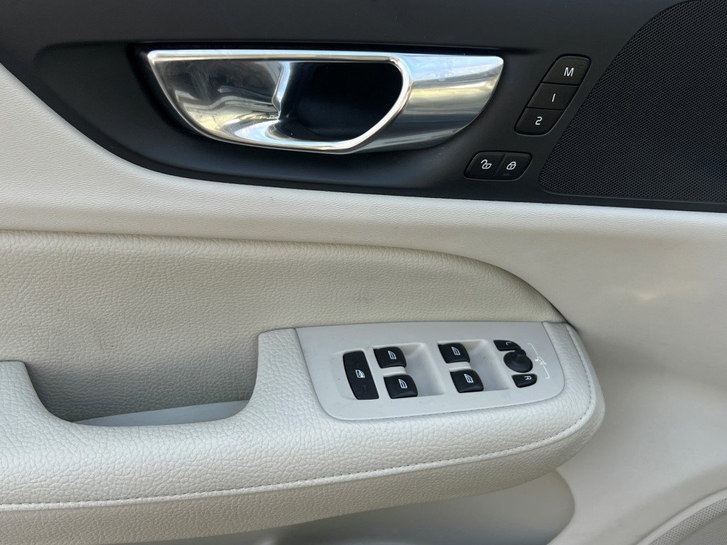 Used 2022 Volvo S60 B5 Momentum w/ Climate Package image 15