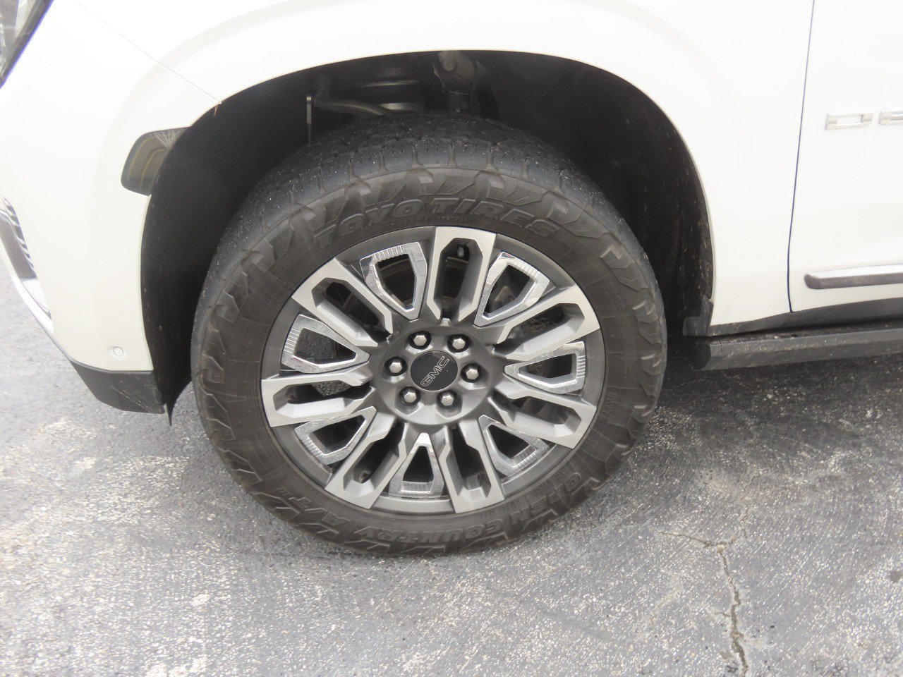 Used 2023 GMC Yukon XL Denali Ultimate w/ LPO, Floor Liner Package AWD/4WD image 6