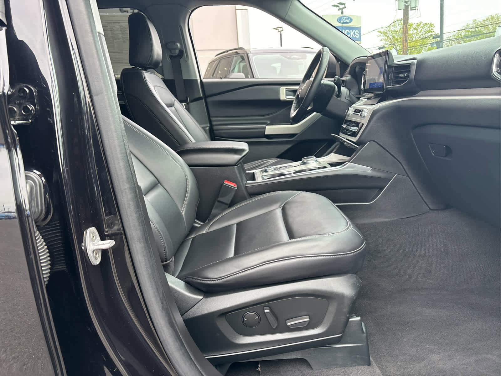 Certified 2023 Ford Explorer XLT w/ Equipment Group 202A AWD/4WD image 20