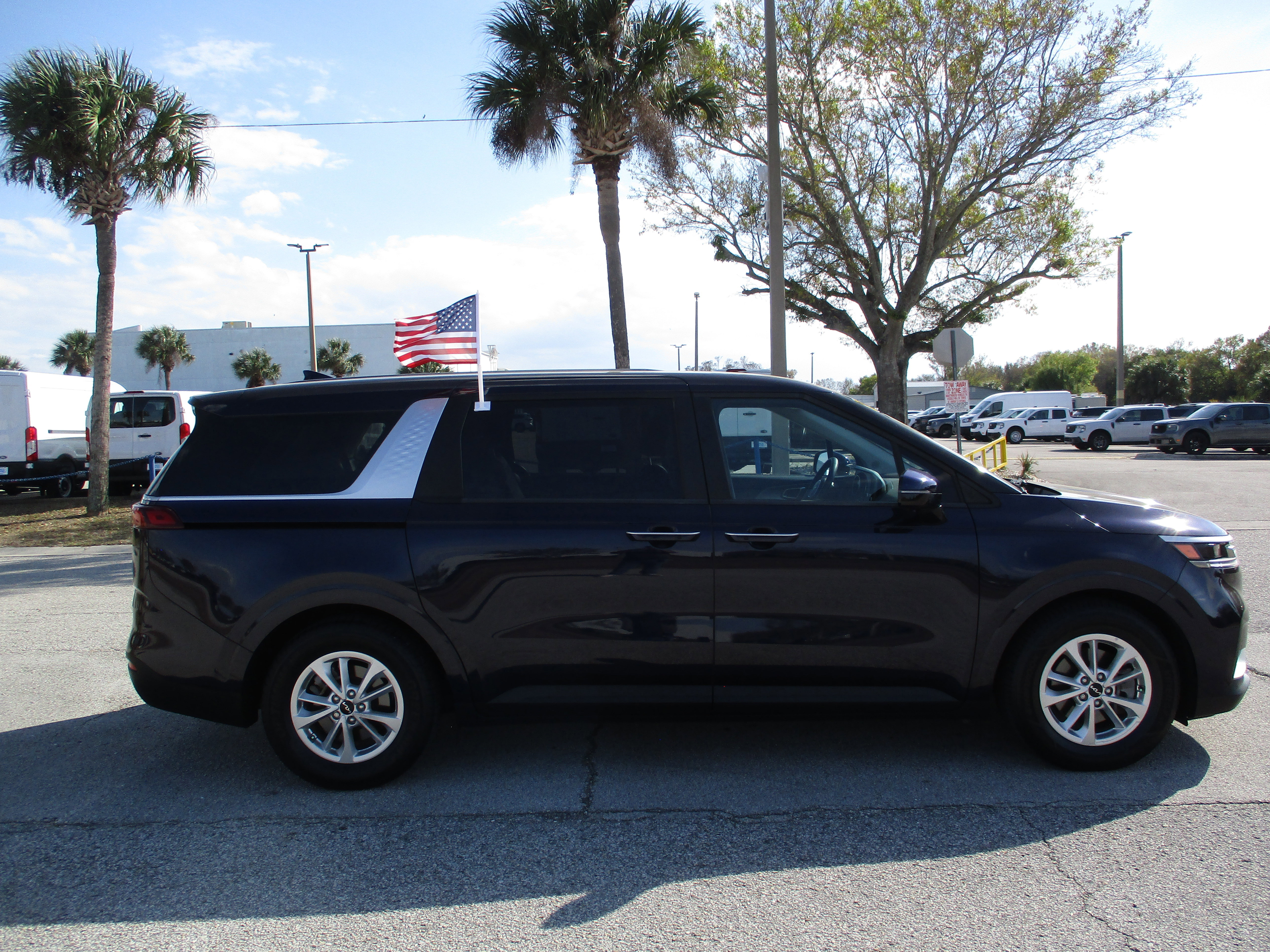 Used 2024 Kia Carnival LX image 6