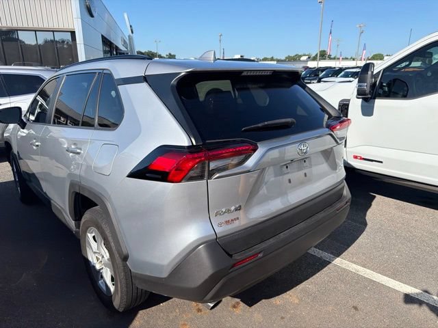 Used 2020 Toyota RAV4 XLE w/ Convenience Package FWD image 4